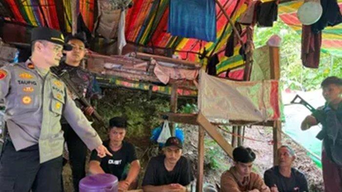 TAMBANG EMAS ILEGAL - Tim gabungan dari Satuan Reserse Kriminal (Satreskrim) Polres Solok Selatan bersama Kepolisian Sektor (Polsek) Koto Parik Gadang Diateh (KPGD) menggerebek aktivitas tambang emas ilegal di kawasan Bukit Bulat, Jorong Sungai Ipuh, Nagari Persiapan Balun Pakan Rabaa Tengah, Kecamatan KPGD, Kabupaten Solok Selatan, Sumatera Barat, Selasa (15/4/2025). Hasil penggerebekan didapati 10 orang penambang dan diamankan ke Mako Polres Solok Selatan.