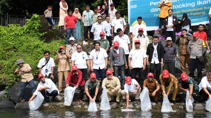 Dirut PT Semen Padang Asri Mukhtar (kiri depan), Direktur Operasi, Indrieffouny Indra bersama jajaran Forkompinda Tanah Datar melakukan penyebaran ikan bilih sebanyak 3.000 ekor dari hasil konservasi ke habitat aslinya di Danau Singkarak, Senin (18/12/2023)