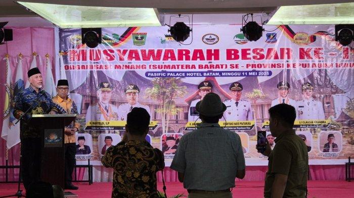 GUBERNUR BUKA MIBES - Gubernur Mahyeldi membuka Musyawarah Besar (Mubes) Ke-1 Organisasi Minang Sumatera Barat se-Provinsi Kepulauan Riau yang digelar di Pacific Palace Hotel, Batam. Minggu (11/5/2025).
Mahyeldi menjelaskan, hal serupa sebelumnya juga telah pernah ia sampaikan kepada para Perantau Minang di beberapa provinsi lainnya.