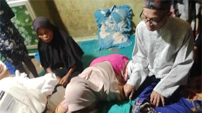 REMAJA TERSENGAT LISTRIK- Korban Fais (17) saat disemayamkan di kediamannya di Talamau, Kabupaten Pasaman Barat, Provinsi Sumatera Barat, Sabtu (26/7/2025) sore. Faiz tersengat aliran listarik di kebun jagung dekat sekolahnya pada Sabtu (26/7/2025) sekitar pukul 15:30 WIB.