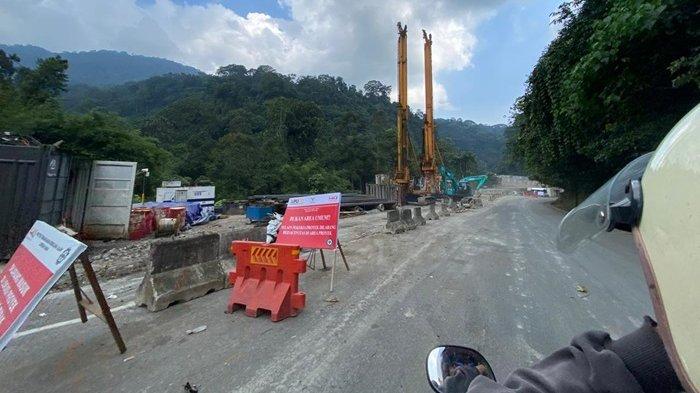 Pemandangan ruas jalan yang masih menjalani perbaikan di kawasan Lembah Anai, Kabupaten Tanah Datar, Jumat (19/7/2024).