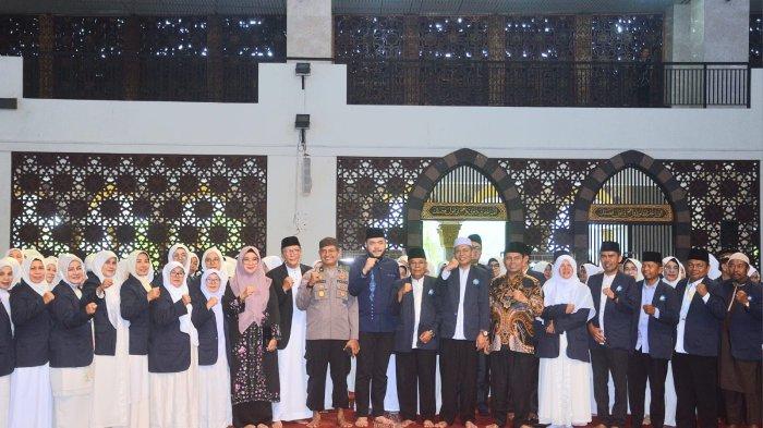 FOTO BERSAMA PENGURUS MTY SUMBAR : Walikota Padang, Fadly Amran saat menghadiri pengukuhan MTY Sumbar, Minggu (11/5/2025). Fadly Amran berikan pesan penting untuk dakwah dan pembinaan umat. Pada kesempatan itu, Fadly Amran juga melakukan sesi foto bersama segenap pengurus.