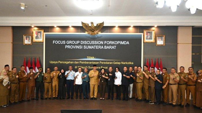 DANREM FOTO BERSAMA - Danrem 032/Wbr Brigjen TNI Machfud S.E.,M.Si menghadiri Focus Group Discussion Forkopimda Provinsi Sumatera Barat, di Auditorium Gubernur Sumpar, Jl Sudirman Kota Padang pada Selasa (6/5/2025). Terlihat Danrem 032/Wirabraja bersama Gubernur Mahyeldi beserta hadirin melakukasi sesi foto bersama pada acara tersebut.