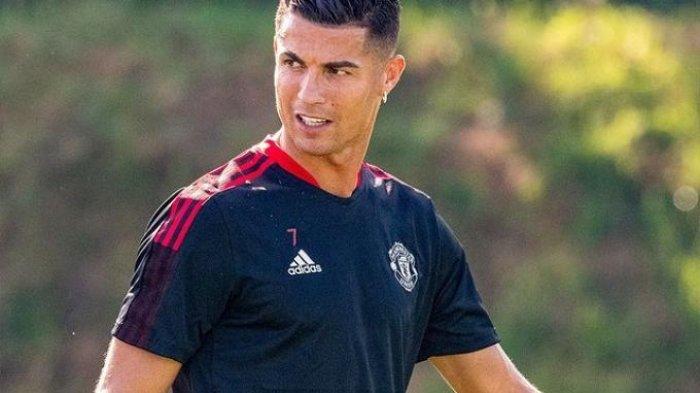 Cristiano Ronaldo mengenakan seragam latihan Manchester United.