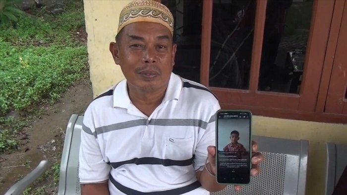 Masrizal saat memperlihatkan foto cucunya Gian (8) yang tewas gegara remaja standing motor saat ditemui di Lubuk Minturun, Kecamatan Koto Tangah, Kota Padang, Provinsi Sumatera Barat, pada Senin (18/9/2023).