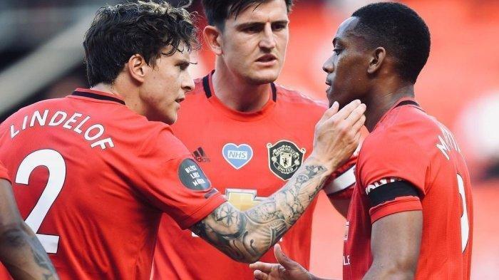 Susunan Pemain dan Live Streaming laga Liga Inggris Leicester City vs Manchester United dapat diakses dalam artikel ini - Duet bek Manchester United, Harry Maguire dan Victor Lindelof ketika berbicara dengan Anthony Martial