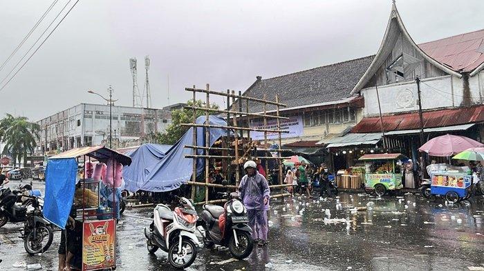 FESTIVAL TABUI PARIAMAN - Tabuik “babaduang” jadi pameo ketika hujan lebat menyelimuti Kota Pariaman saat puncak festival tabuik piaman 2025, Minggu (6/7/2025).