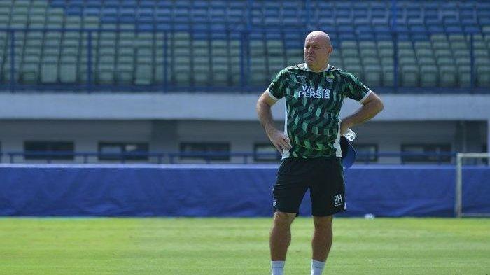 PERSIB HADAPI PSS - Persib Bandung menatap laga kontra tim tamu PSS Sleman dalam lanjutan kompetisi Liga 1 memasuki pekan ke-30 musim 2024/2025. Pelatih Persib Bandung Bojan Hondak memasang strategi untuk memaksimalkan segenap lapisan anak asuhannya dalam laga kali ini.