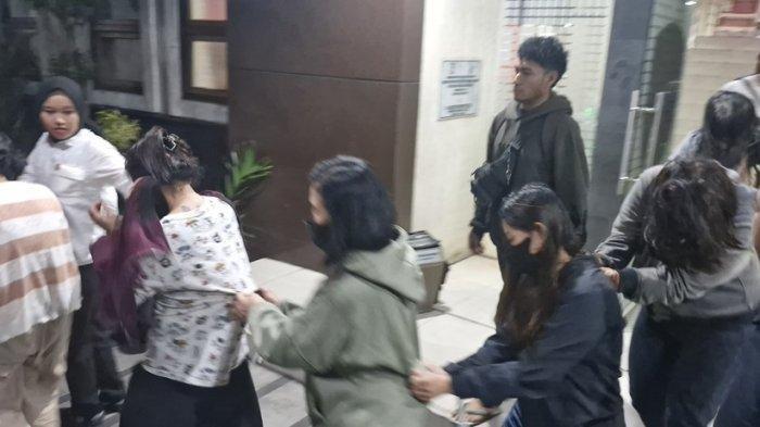 PENJUALAN BAYI - Direktorat Reserse Kriminal Umum Polda Jabar mengamankan 12 pelaku penjualan bayi. Bayi akan dijual ke Singapura, hingga Rp 16 juta.