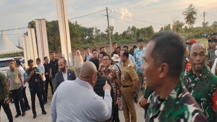 TIBA DI LOKASI - Menteri Pertanian Amran Sulaiman dan Menteri Desa, Pembangunan Daerah Tertinggal, dan Transmigrasi Yandri Susanto tampak hadir di Kecamatan Rambutan untuk memastikan segala sesuatunya berjalan sesuai rencana, Selasa (22/4/2025).