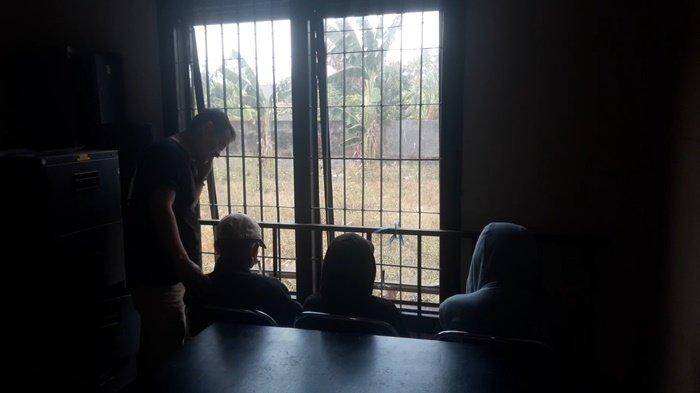 Ketiga pelaku pembunuhan terhadap siswi SMP di Kota Palembang bernama Ayu Andriani, tiba di Panti Sosial Rehabilitasi Anak Berhadapan dengan Hukum (PSRABH) di Indralaya, Ogan Ilir, Sabtu (7/9/2024)