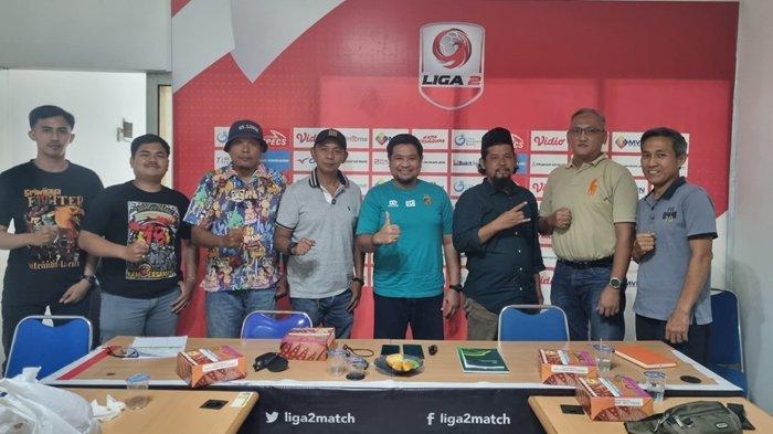 Manajer Sriwijaya FC Ajie Syahrial Bastari dan Ketua Panitia Pelaksana (Local Organizing Committee/LOC) Pertandingan Sriwijaya FC Liga 2 Tahun 2024/2025 Dwi Asa Verano, S.T., M.Kom menggelar silaturahmi dengan pentolan 3 kelompok suporter di kantor Sriwijaya FC komplek Palembang Square, Sabtu (7/9/2024).