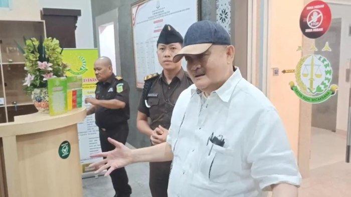 Usai menjalani pemeriksaan maraton selama kurang lebih lima jam sebagai saksi dalam kasus dugaan korupsi terkait Pasar Cinde, mantan Gubernur Sumatera Selatan (Sumsel), Alex Noerdin akhirnya angkat bicara.
Keluar dari ruang penyidik Kejaksaan Tinggi (Kejati) Sumsel pada Senin (21/4/2025) sekitar pukul 23.05 WIB, Alex Noerdin tampak tenang dan langsung menyapa awak media yang telah menantinya.