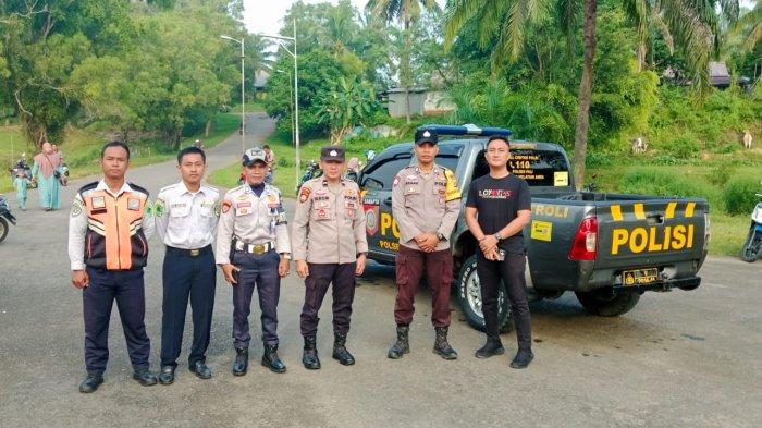 AMANKAN PAWAI TA'ARUF - Petugas Polisi dari Polsek Talang Ubi bersama Dishub dan Pol PP juga disiagakan di sepanjang rute pawai mulai Ta'ruf dari Gelora November Komperta Pendopo, kawasan Simpang 5, Kebun Sayur menuju ke Simpang 4, Terminal Pendopo hingga ke Talang Pipa dan berakhir finish di Masjid Jami’ Bukit Tudung diwilayah Kecamatan Talang Ubi Kabupaten PALI, Jum'at (27/6/2025).