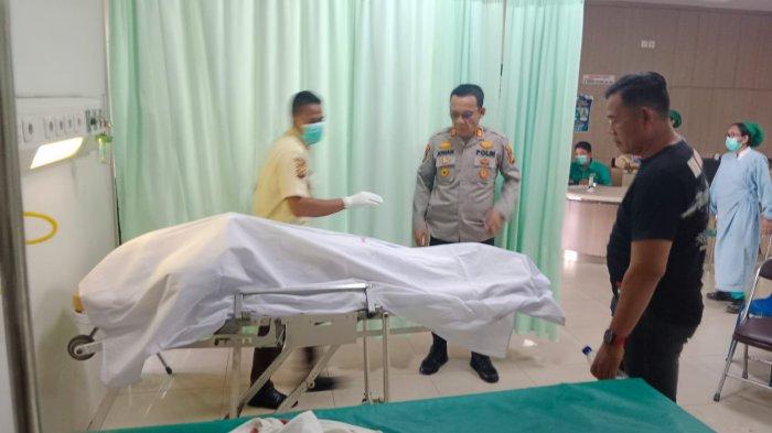 ANAK TEMBAK IBU- Petugas Kepolisian Polres OKU Timur melakukan pemeriksaan terhadap jenazah Hely Febriyanti, Pjs Kepala Desa Bangun Rejo, yang menjadi korban penembakan oleh anak kandungnya sendiri, di ruang jenazah RS Charitas, Kamis (24/4/2025). Luka tembak terlihat jelas di bagian paha kanan korban.