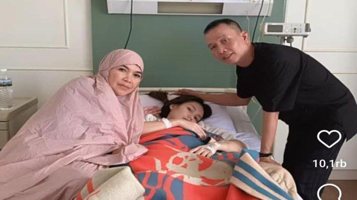 Umi Kalsum (kiri) dan Ayah Ojak (kanan) temani Ayu Ting Ting di rumah sakit.