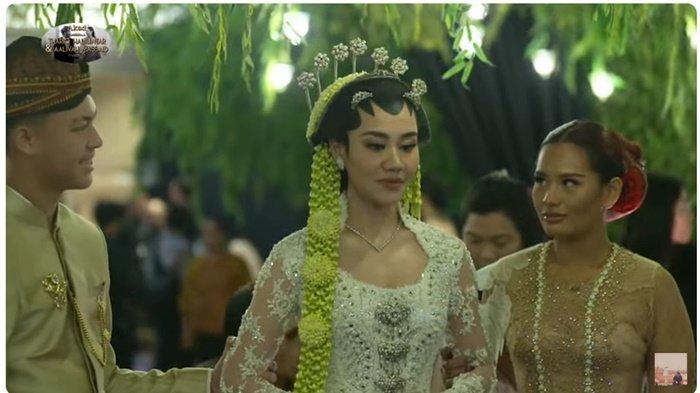 Aaliyah Massaid memasuki ruangan untuk akad nikah