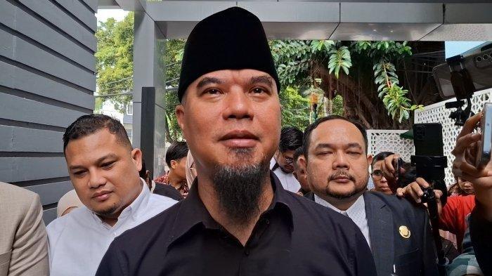 DHANI TUNGGU MAIA - Ahmad Dhani sambangi KPAI untuk membuat aduan tentang dugaan pelanggaran perlindungan anak terhadap putrinya. Ahmad Dhani di KPAI, Menteng Jakarta Pusat, Rabu (9/7/2025). Minta Perhatian Mantan Istri, Ahmad Dhani Tunggu Respon Maia Estianty soal Video Gibah