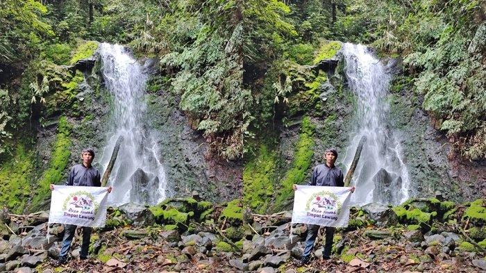 Riki Abdiansyah berpose di depan Air Terjun Kelat Desa Sawah, Kecamatan Muara Pinang, Minggu (26/11/2023).