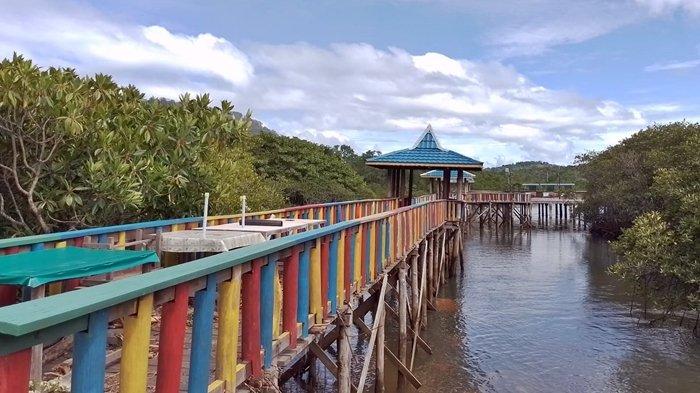 Air Terjun Temburun, Kepulauan Anambas merupakan salah satu objek wisata di Kepri.
