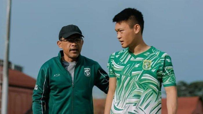 Pelatih Persebaya Surabaya, Aji Santoso tengah memberikan instruksi kepada Sho Yamamoto pada sesi latihan.