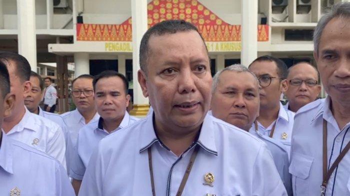 Aksi solidaritas hakim di Pengadilan Negeri Palembang dengan memasang pita merah putih sebagai bentuk memberikan dukungan secara moral kepada IKAHI pusat yang melakukan cuti massal, Senin (7/10/2024).