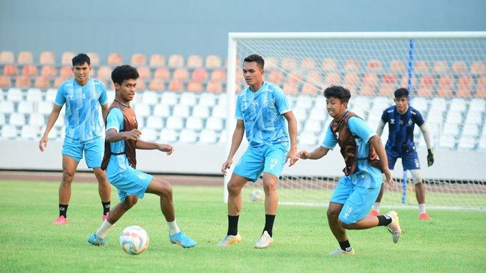Stoper anyar Sriwijaya FC Amabel Rahmansyah menjalani trial latihan tim di Stadion Bumi Sriwjaya Palembang,Jumat (27/10/2023) sore.