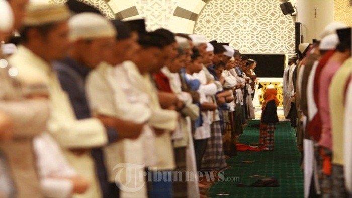 ILUSTRASI NISFU SYABAN - Puluhan ribu umat muslim memenuhi masjid untuk menjalankan sholat tarawih pertama Ramadan 1436 H di Masjid Agung Mujahidin Pontianak, Rabu (17/6) malam, Amalan Sunah Malam Nisfu Syaban, Malam Penuh Syafaat yang Dinantikan