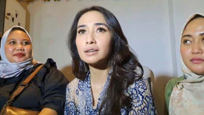 Amanda Saraswati masih enggan buka suara mengenai penyebab kematian Stevie Agnecya