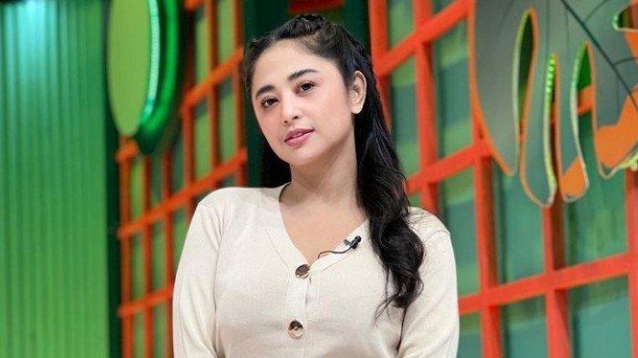 Dewi Perssik.