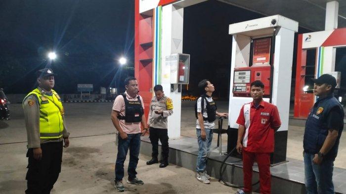 Anggota Polsek Lempuing patroli dan mengimbau petugas SPBU Tebing Suluh dan SPBU Tugumulyo tidak melayani aktivitas penimbunan BBM