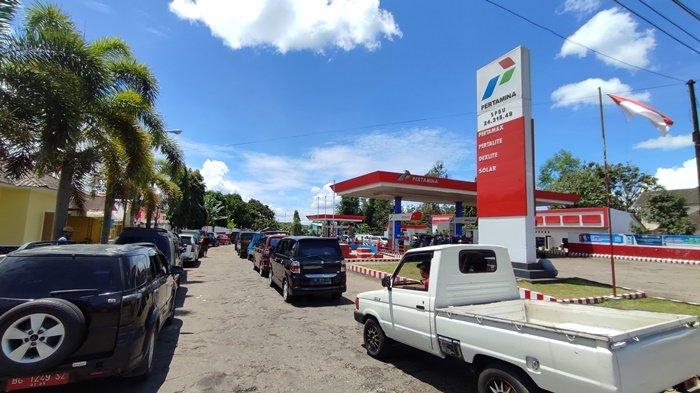 Antrean panjang kendaraan di salah satu SPBU di Kota Pagar Alam, diduga kondisi ini karena banyak kendaraan migrasi isi solar ke Pagar Alam, Rabu (1/11/2023)