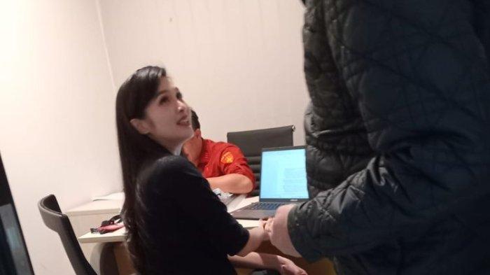 Artis Sandra Dewi memenuhi panggilan pemeriksaan Kejagung pada Rabu (15/5/2024).