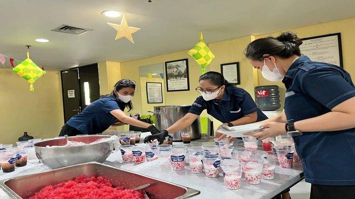 BAGI TAKJIL -  ASTON Palembang Hotel & Conference Center kembali mengadakan kegiatan sosial dengan membagikan 1000 cup takjil gratis kepada masyarakat.Foto diambil beberapa waktu lalu.
