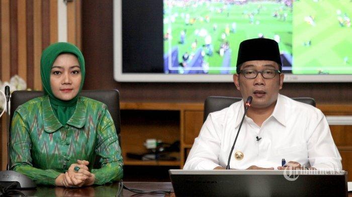 KONDISI ATALIA - Ridwan Kamil didampingi istrinya Atalia Praratya Kamil memberikan keterangan kepada wartawan di Balai Kota Bandung, Jalan Wastukencana, Senin (29/2/2016). Atalia tunggu proses hukum, terungkap kondisi rumah tangga Ridwan Kamil