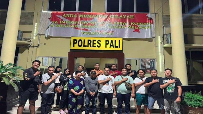 Awari (43) beserta istrinya Rena Adiza saat diamankan oleh Satreskoba Polres PALI dan Tim Opsnal Satres Narkoba Polres Muaro Jambi.