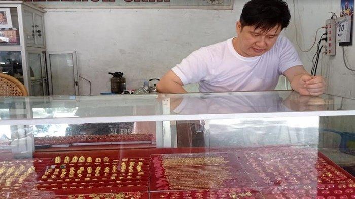 Awi Pemilik toko emas Makmur Jaya Palembang di terminal Perumnas tengah menata emas di etalase tokonya, Senin (10/6/2024).