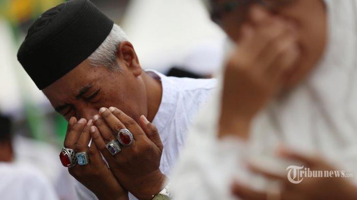 DOA NISFU SYABAN -- Sejumlah jamaah melaksanakan doa dan zikir bersama..oa dan Ayat Alquran yang Dianjurkan Diamalkan di Malam Nisfu Syaban
