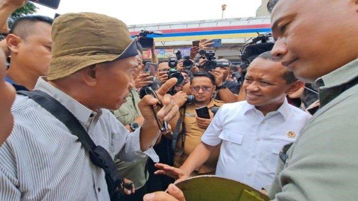 GAS LPG 3 KG -- Aksi protes yang ditujukan langsung untuk Menteri Energi dan Sumber Daya Mineral atau ESDM RI, Bahlil Lahadalia menjadi viral di media sosial. Dimana seorang pria bernama Effendi dengan penuh emosi menyampaikan keluhannya terkait aturan baru pembelian gas LPG 3 kg yang dinilai semakin menyulitkan masyarakat kecil.
