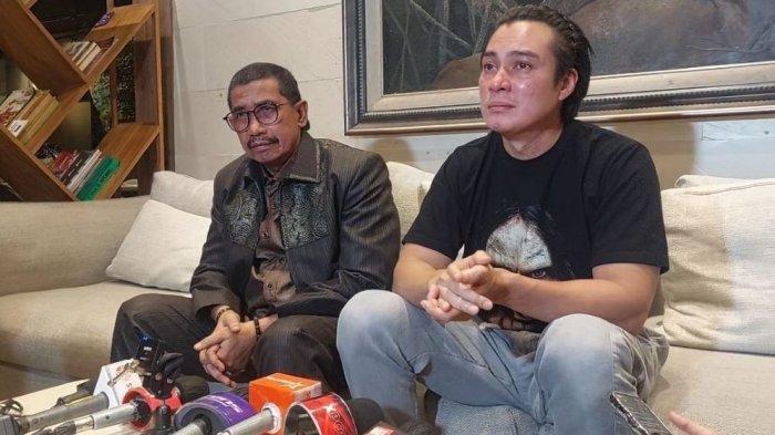 BAIM TAK PERCAYA - Baim Wong menangis ceritakan dugaan perselingkuhan sang istri Paula Verhoeven di kawasan Bintaro Jakarta Selatan, Selasa (8/10/2024). Baim Wong setiap hari minta kwitansi biaya belanja harian Paula Verhoeven