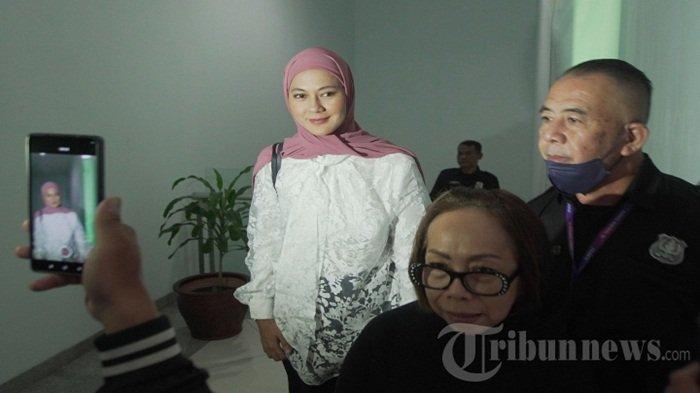 PAULA UNGKAP HUBUNGAN - Selebritas Paula Verhoeven tiba di Gedung Komisi Yudisial, Jakarta Pusat, Kamis (17/4/2025). Baim Wong koar-koar diselingkuhi, hubungan Paula Verhoeven dengan istri Niko terkuak
