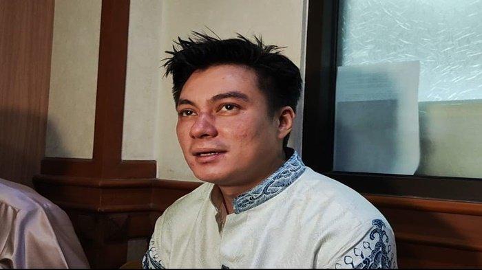 BAIM TUTUP MULUT - Baim Wong menunggu panggilan sidang di Pengadilan Agama Jakarta Selatan, Rabu (15/1/2025). Baim Wong mendadak ngaku tak mau lagi bahas rumah tangganya