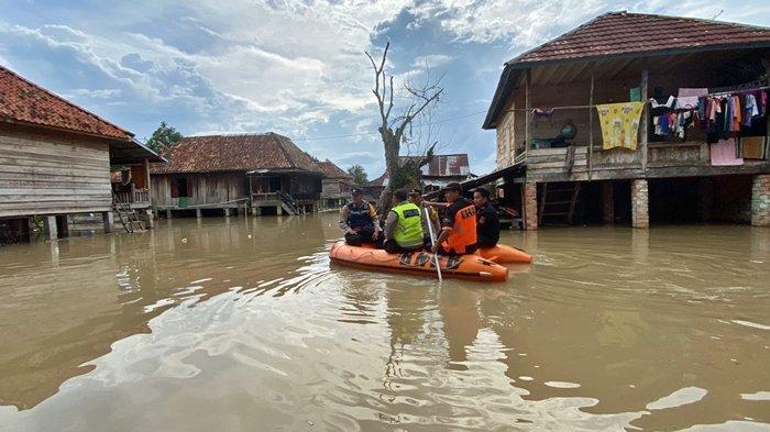 Banjir merendam ratusan rumah warga di wilayah Desa Curup dan Desa Sukaraja, Kecamatan Tanah Abang, Kabupaten PALI, akibat luapan air Sungai Lematang dan tingginya intensitas hujan.