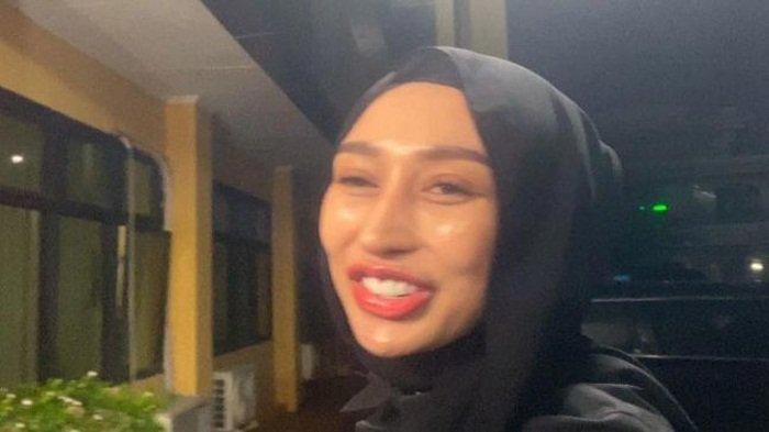 REKAMAN REZA GLADYS - dr. Reza Gladys mendatangi Mapolres Metro Jakarta Selatan, Rabu (5/3/2025) malam. Beredar rekaman suara diduga Reza Gladys tawarkan uang ke Asisten Nikita Mirzani