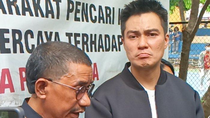 BAIM WONG BANTAH - Aktor dan YouTuber Baim Wong hadir di sidang cerainya dengan Paula Verhoeven di Pengadilan Agama Jakarta Selatan, Rabu (12/3/2025). Berlagak bingung rekaman perselingkuhan Paula tersebar, Baim Wong ngaku bukan yang menyebarkan