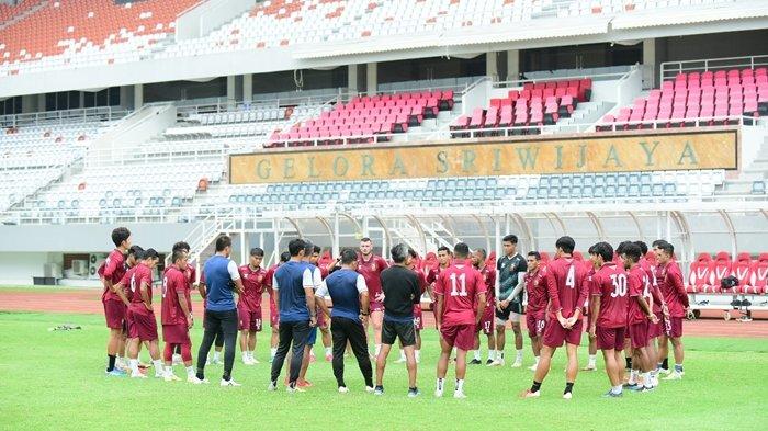 Coach Hendri Susilo melakukan breafing terhadap skuad tim Sriwijaya FC usai menjlani oficial training persipaan menjamu Sada Sumut FC pada laga ketiga Play-off Degrdasi Liga 2 di Stadion Gelora Sriwijaya Jakabaring Palembang, Senin (15/1/2024).