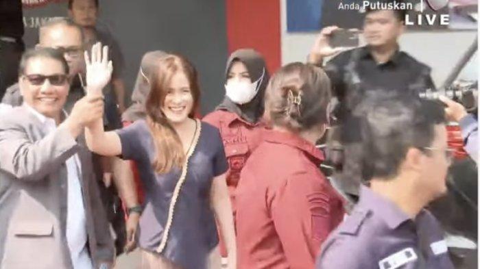 Breaking News: Penampilan Jessica Kumala Wongso Bebas Keluar Tahanan, Tersenyum dan Lambaikan Tangan