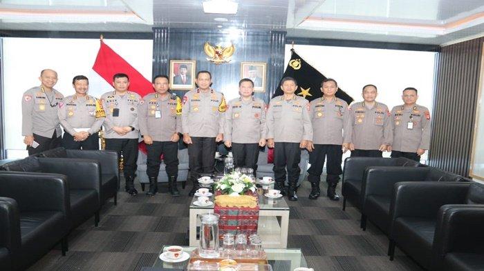 Brigjen Pol M Zulkarnain SIk MSi dan Brigjen Pol Heri Wahono SIk berfoto bersama