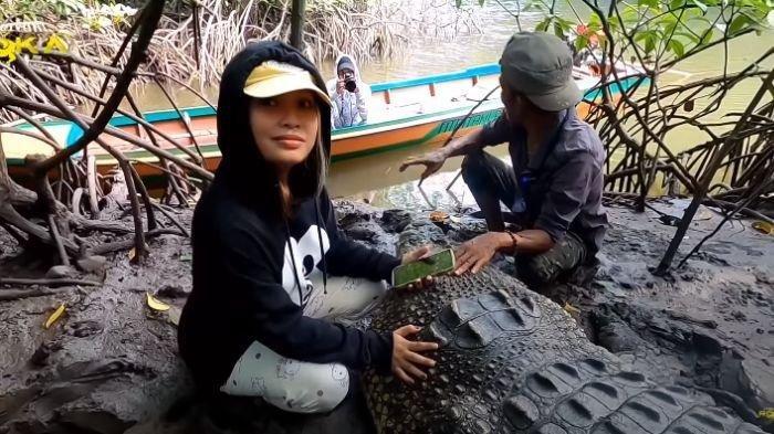 Buaya Riska, buaya di Guntung, Bontang diketahui telah menjalin hubungan sejak kecil dengan Pia, anak Pak Ambo.
