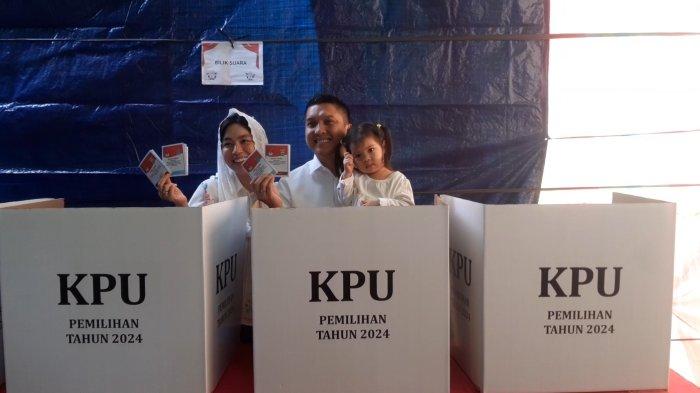 Bupati Ogan Ilir Panca Wijaya Akbar beserta keluarga memberikan hak pilih di Tempat Pemungutan Suara (TPS) 004, Kelurahan Indralaya Indah, Kecamatan Indralaya, Rabu (27/11/2024) pagi sekira pukul 09.20.
